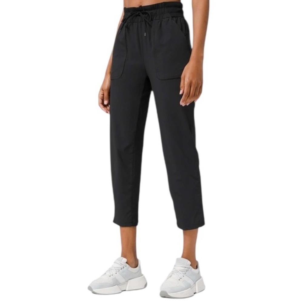 Lululemon Beyond the Studio Crop
Black